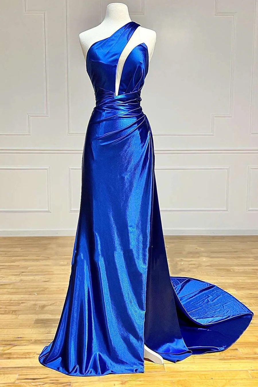 Vestido de fiesta con un solo hombro y espalda descubierta